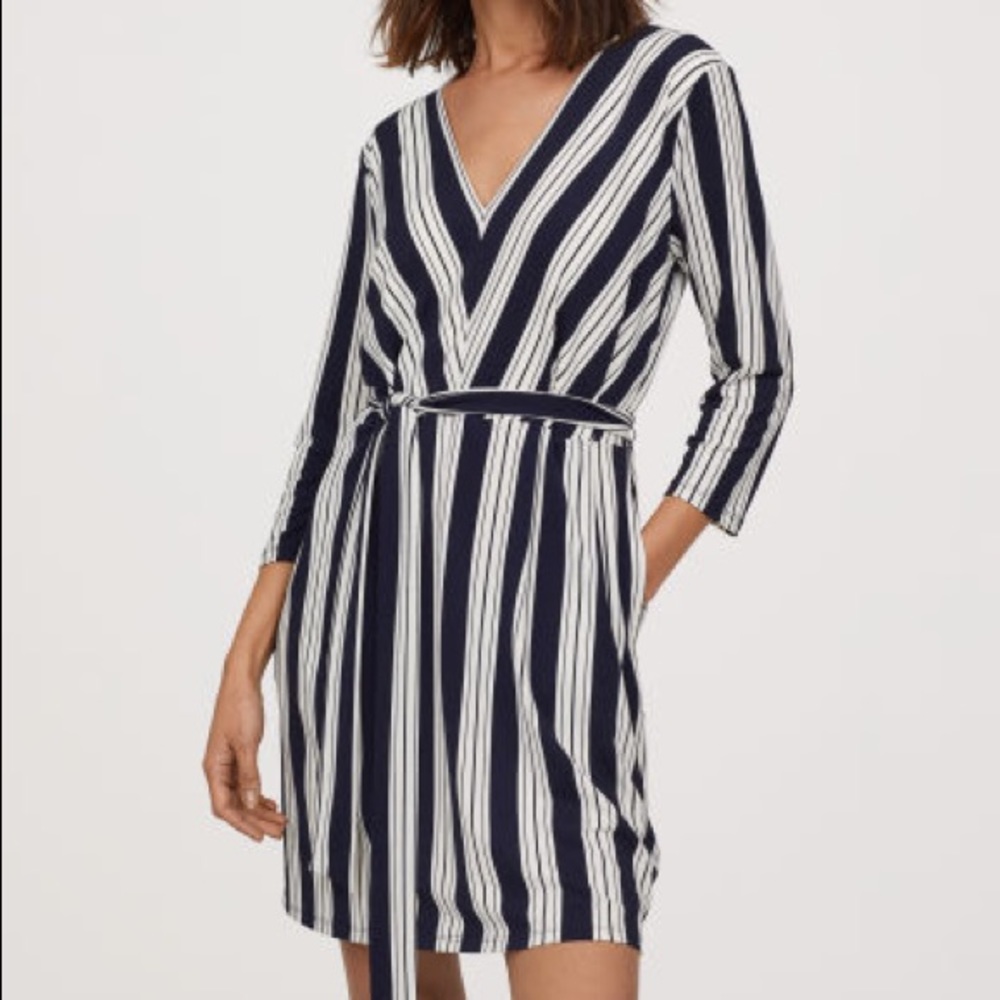 BNWT 💕 Navy Striped VNeck Dress SIZE S